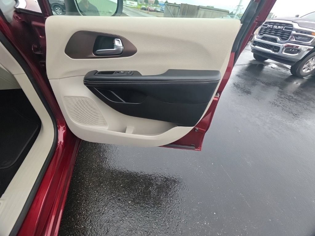 Used 2023 Chrysler Voyager LX FWD image 27