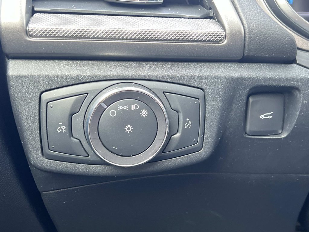 Used 2020 Ford Fusion SE FWD image 25