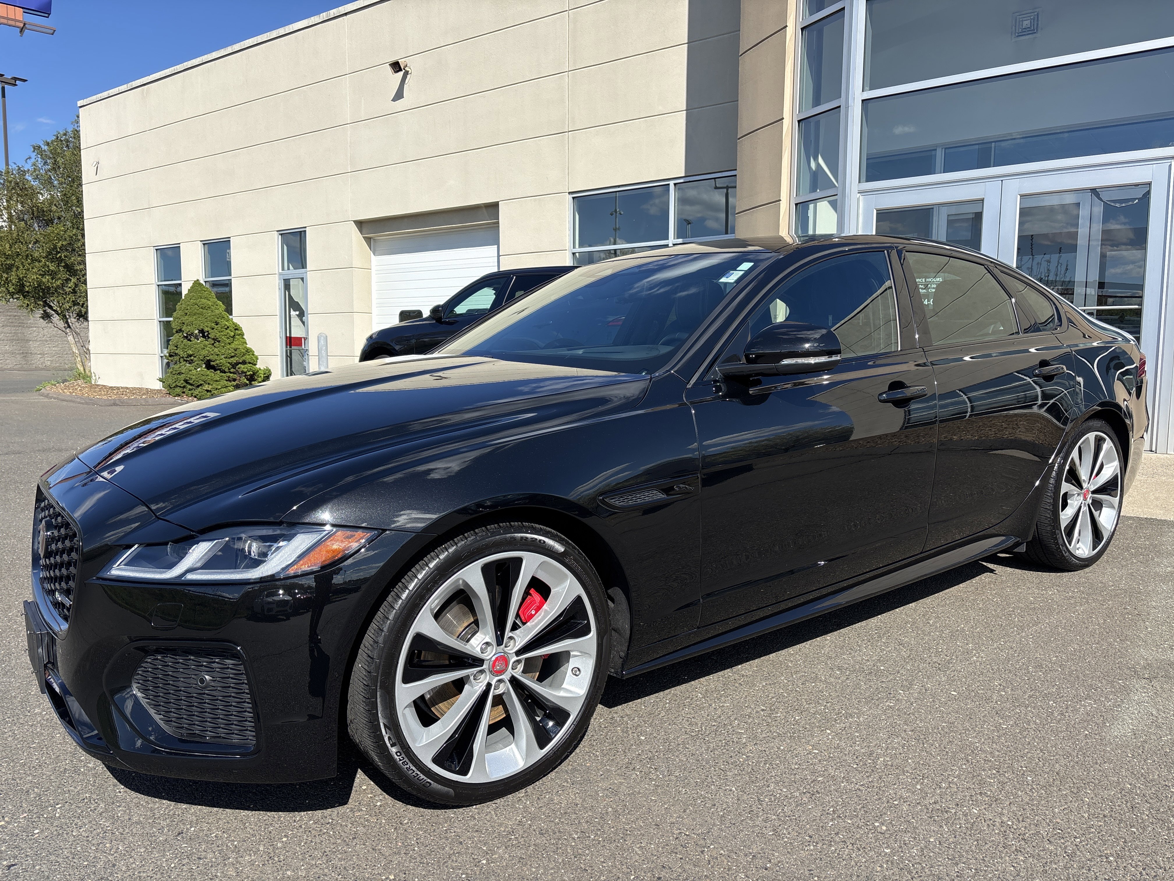 Used 2022 Jaguar XF R-Dynamic SE AWD/4WD image 2