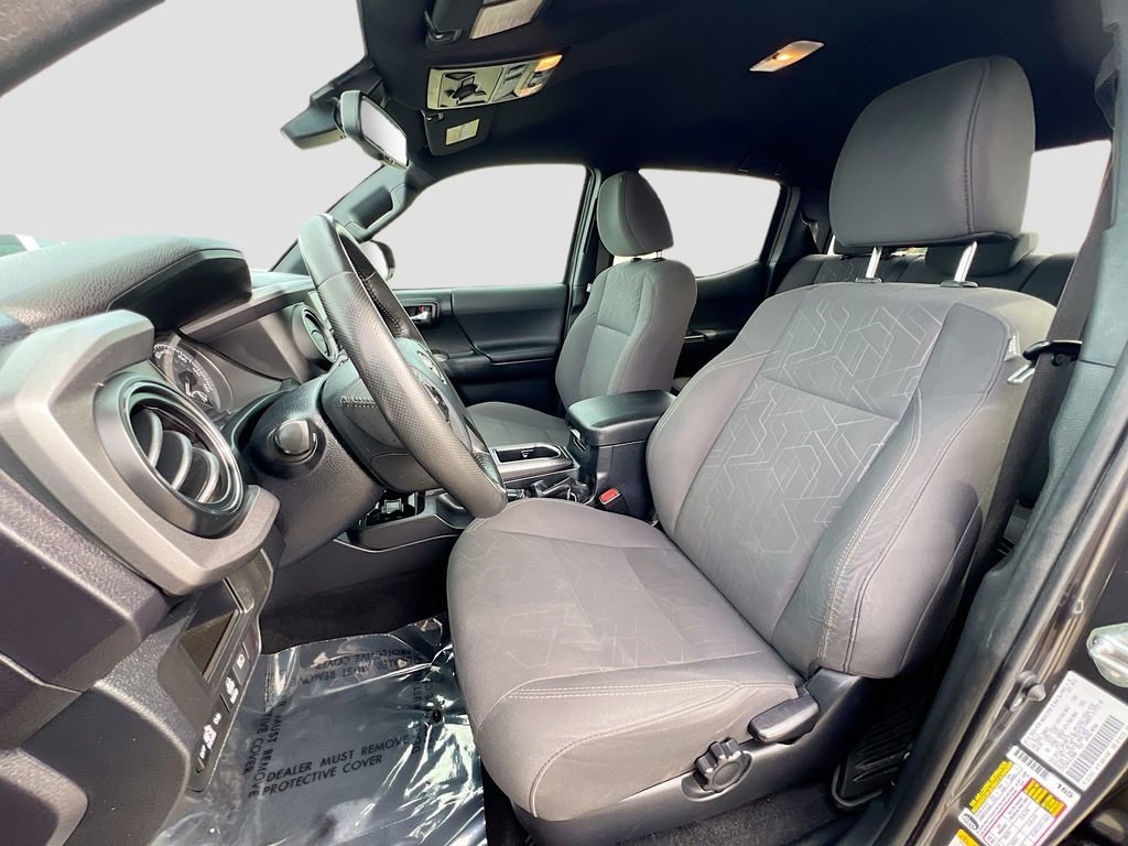 Used 2018 Toyota Tacoma TRD Off-Road w/ Technology Package AWD/4WD image 18