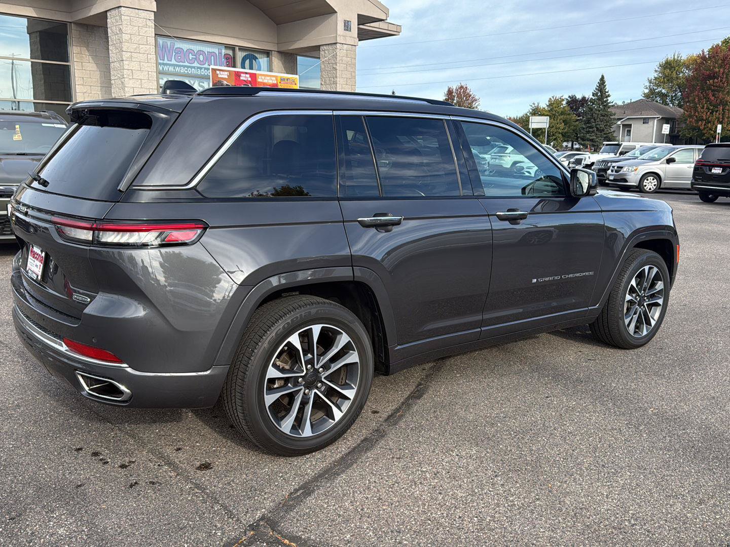 Used 2023 Jeep Grand Cherokee Overland w/ Luxury Tech Group IV AWD/4WD image 6