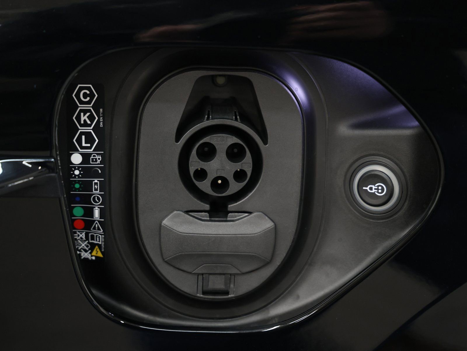 New 2025 Porsche Taycan image 15