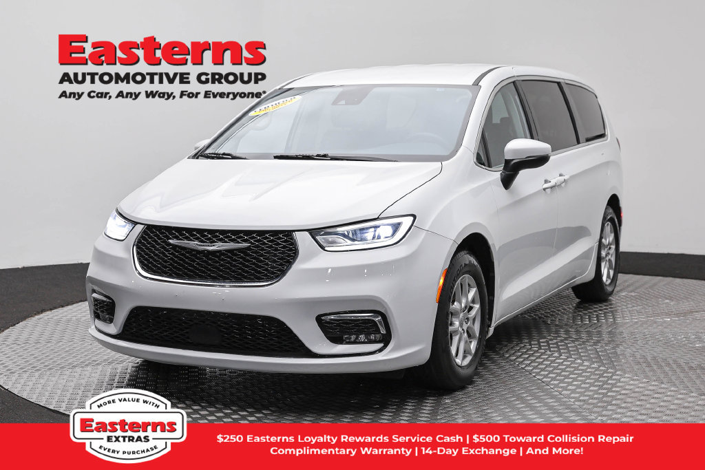 Used 2023 Chrysler Pacifica Touring-L FWD image 1