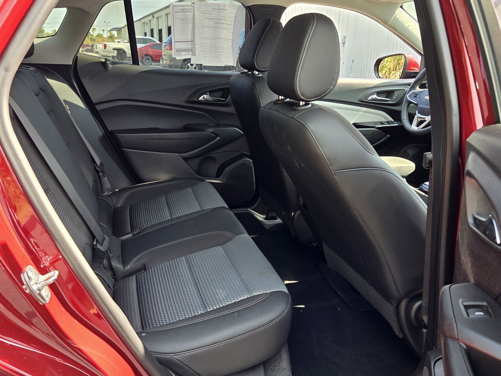 Used 2025 Chevrolet Trax LT w/ LT Convenience Package FWD image 16