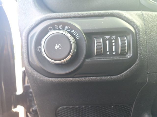 Used 2019 Jeep Wrangler Unlimited Sahara image 25