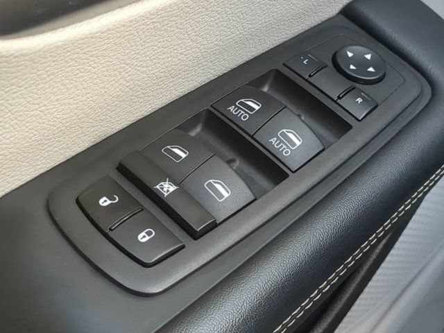Used 2024 Chrysler Pacifica Limited FWD image 23