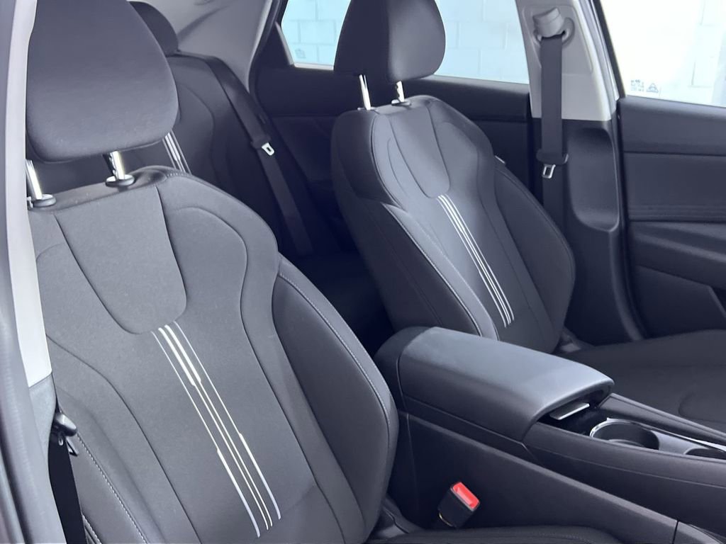 Used 2025 Hyundai Elantra SEL image 25