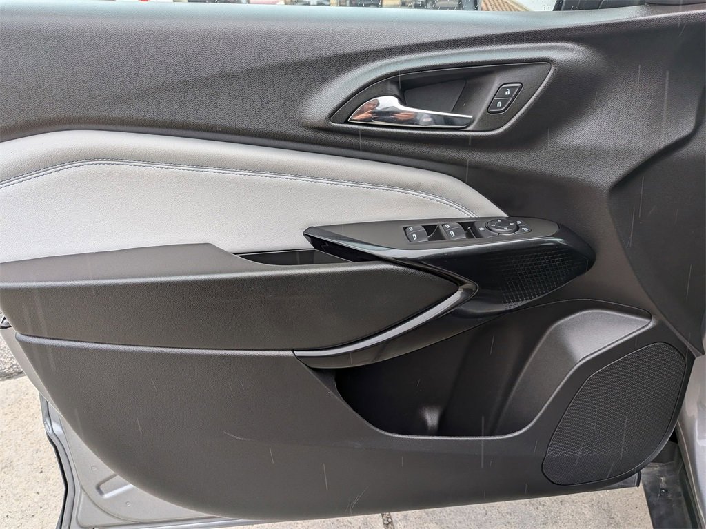 Used 2025 Chevrolet Trax LT w/ LT Convenience Package image 11
