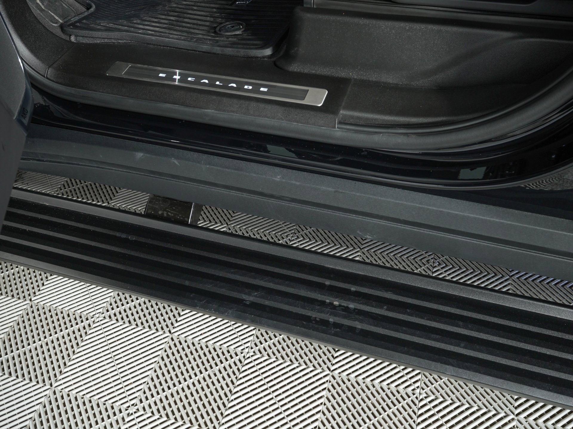 Used 2025 Cadillac Escalade V w/ LPO, ONYX Package image 19