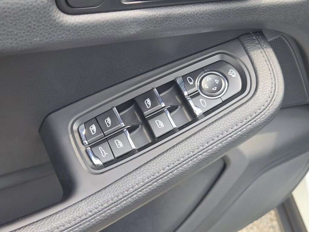 Used 2024 Porsche Macan AWD/4WD image 21
