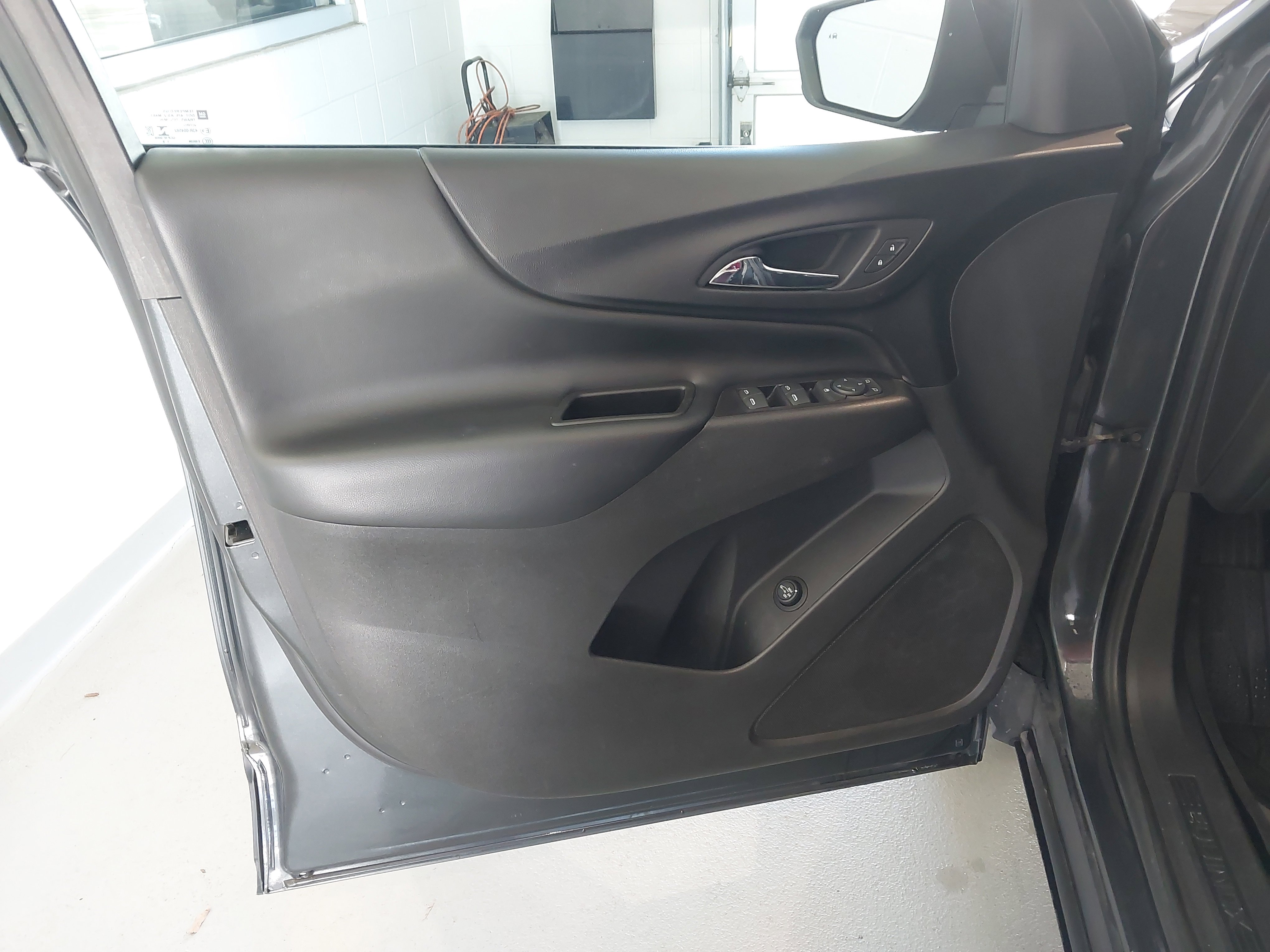 Used 2020 Chevrolet Equinox LT image 25