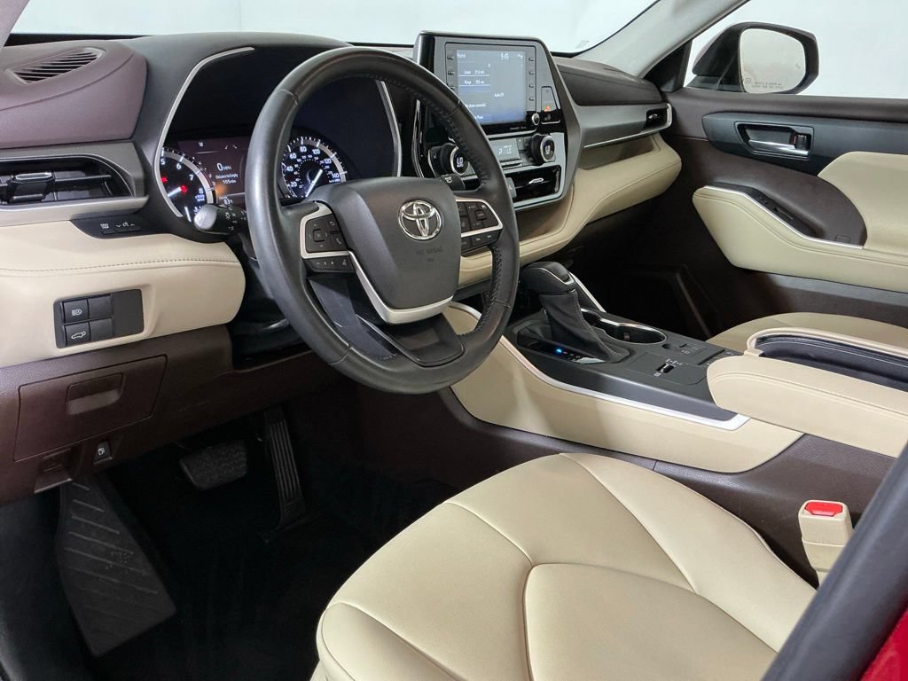 Used 2022 Toyota Highlander XLE FWD image 20