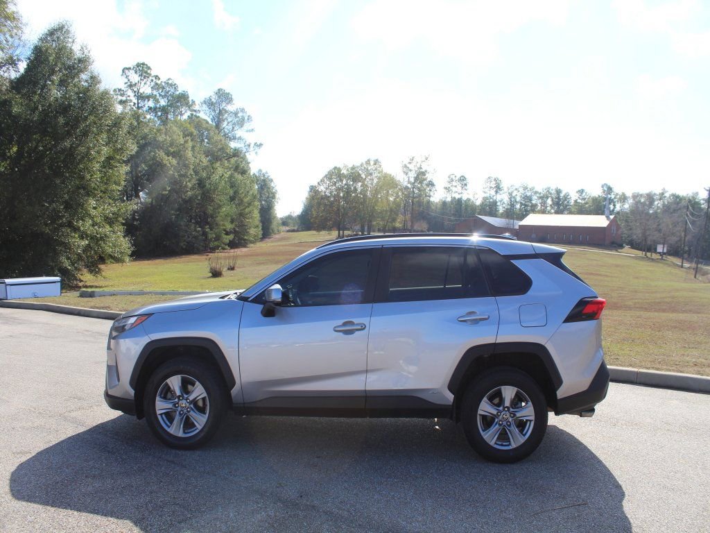 Used 2022 Toyota RAV4 XLE w/ Convenience Package image 12