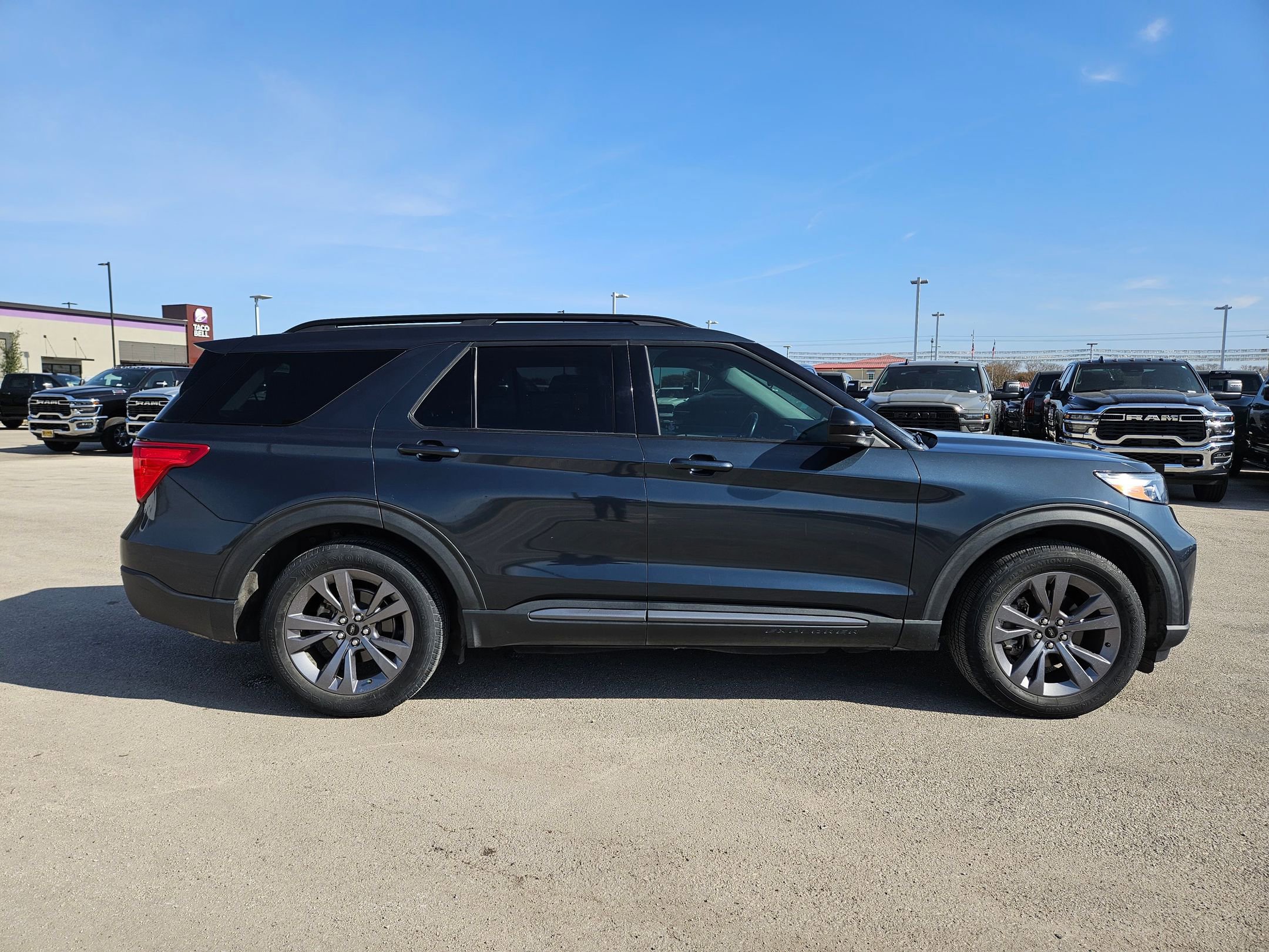Used 2022 Ford Explorer XLT w/ Equipment Group 202A image 2