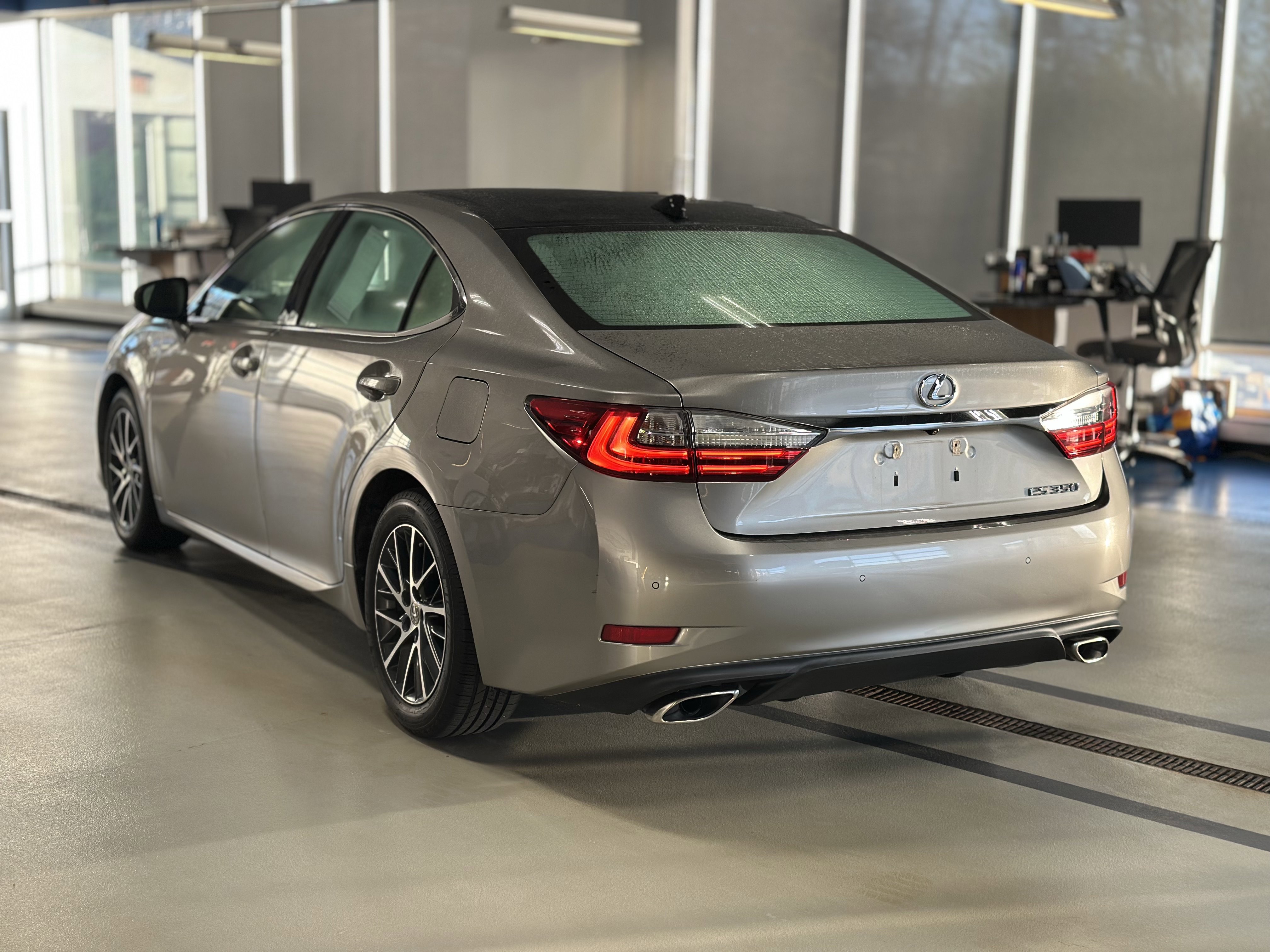 Used 2018 Lexus ES 350 w/ Luxury Package w/Wood Trim FWD image 8