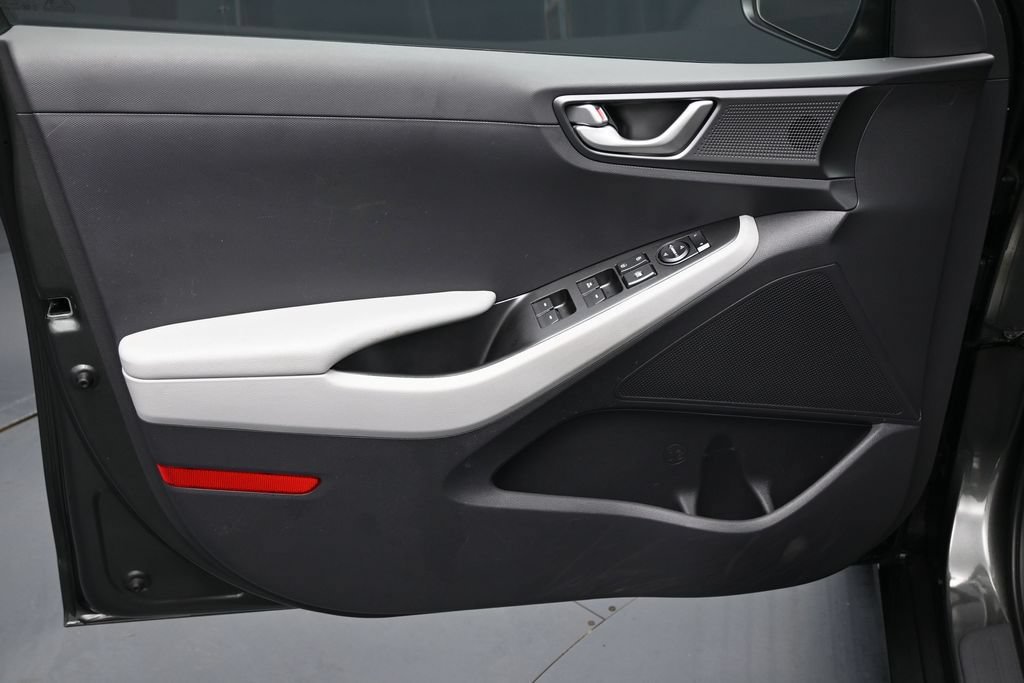 Used 2022 Hyundai Ioniq SE FWD image 9