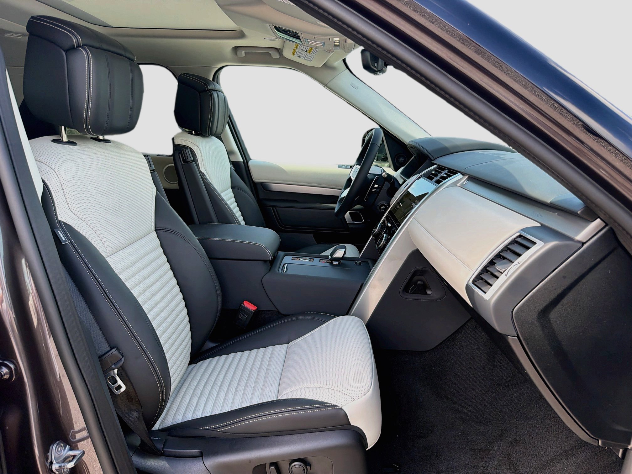 New 2026 Land Rover Discovery Limited Edition AWD/4WD image 16