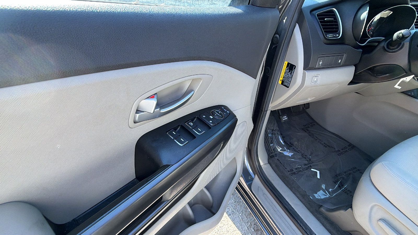 Used 2017 Kia Sedona LX image 15