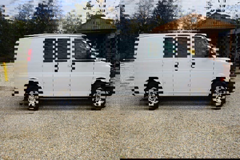 Used 2010 Chevrolet Express 1500 image 14