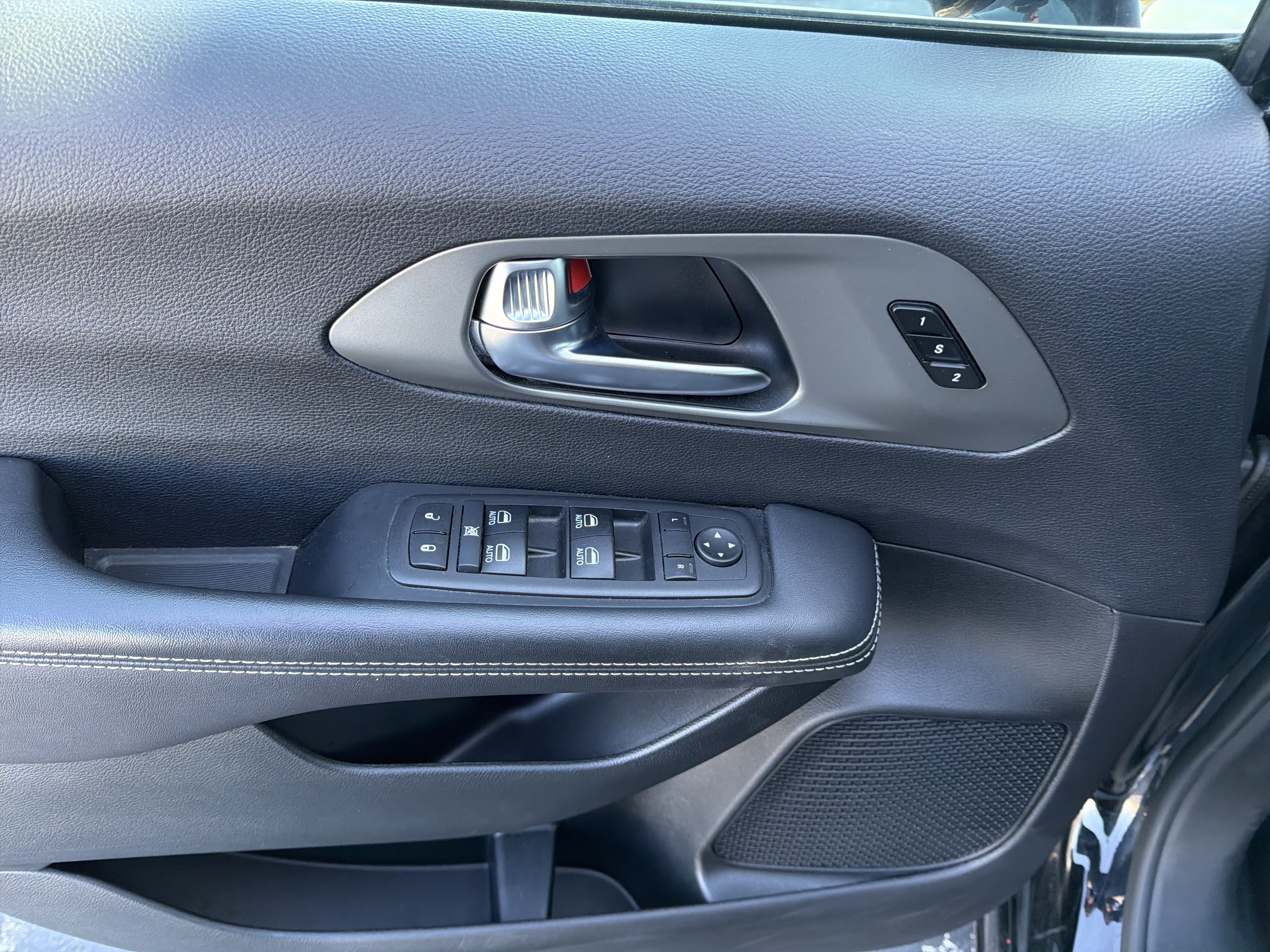 Used 2025 Chrysler Pacifica Select FWD image 24