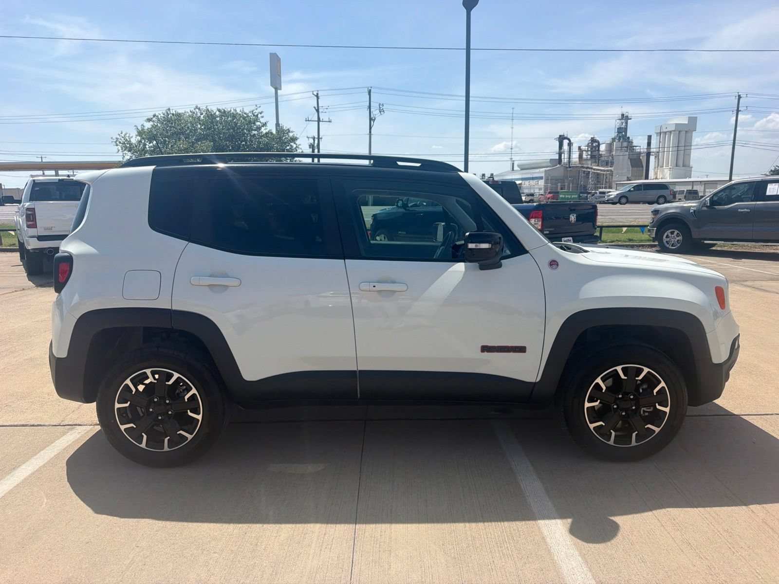 Used 2023 Jeep Renegade Trailhawk AWD/4WD image 4