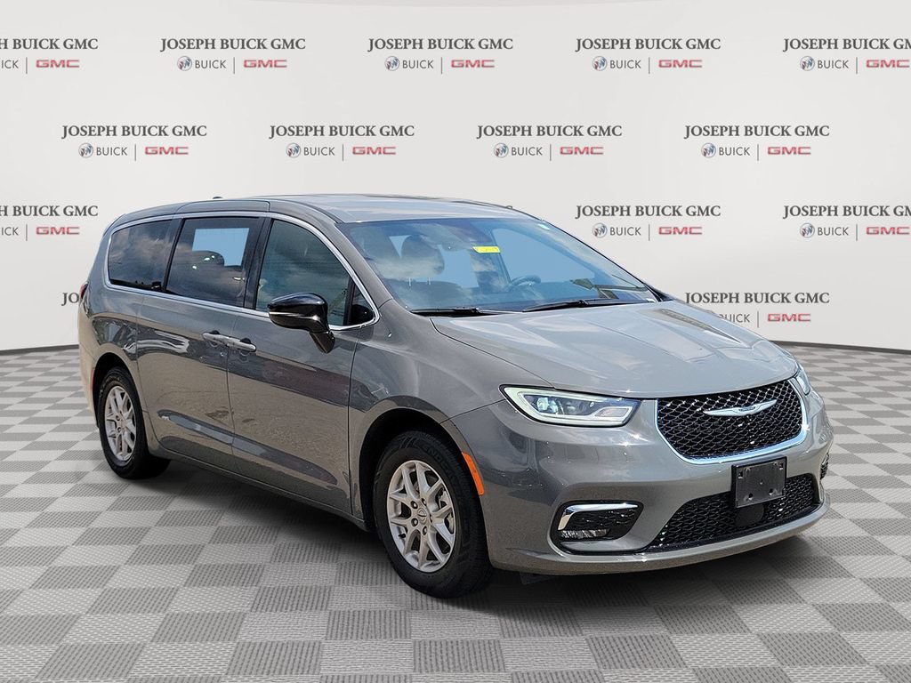 Used 2025 Chrysler Pacifica Select FWD video 1