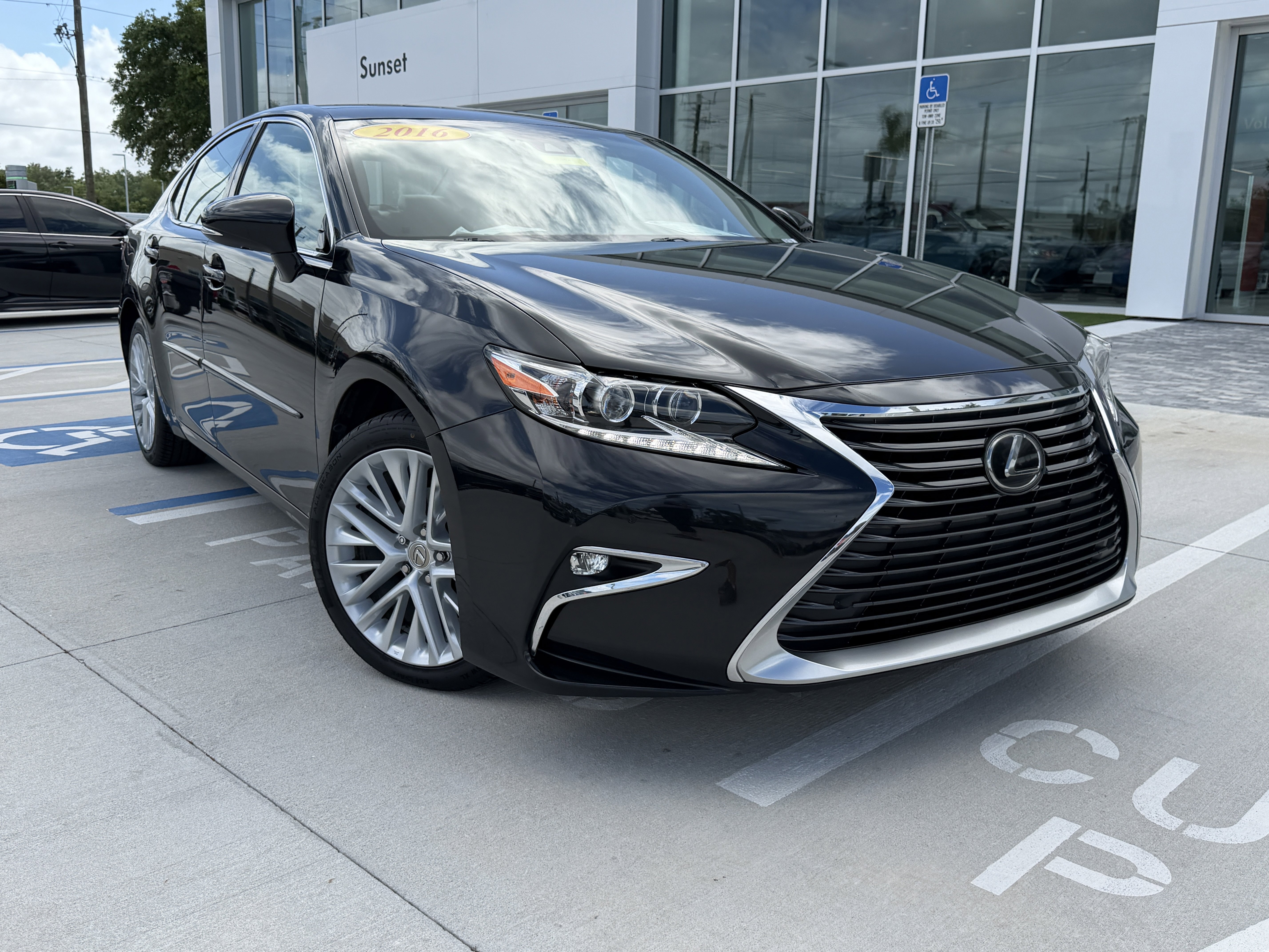 Used 2016 Lexus ES 350 w/ Luxury Package w/Wood Trim image 1