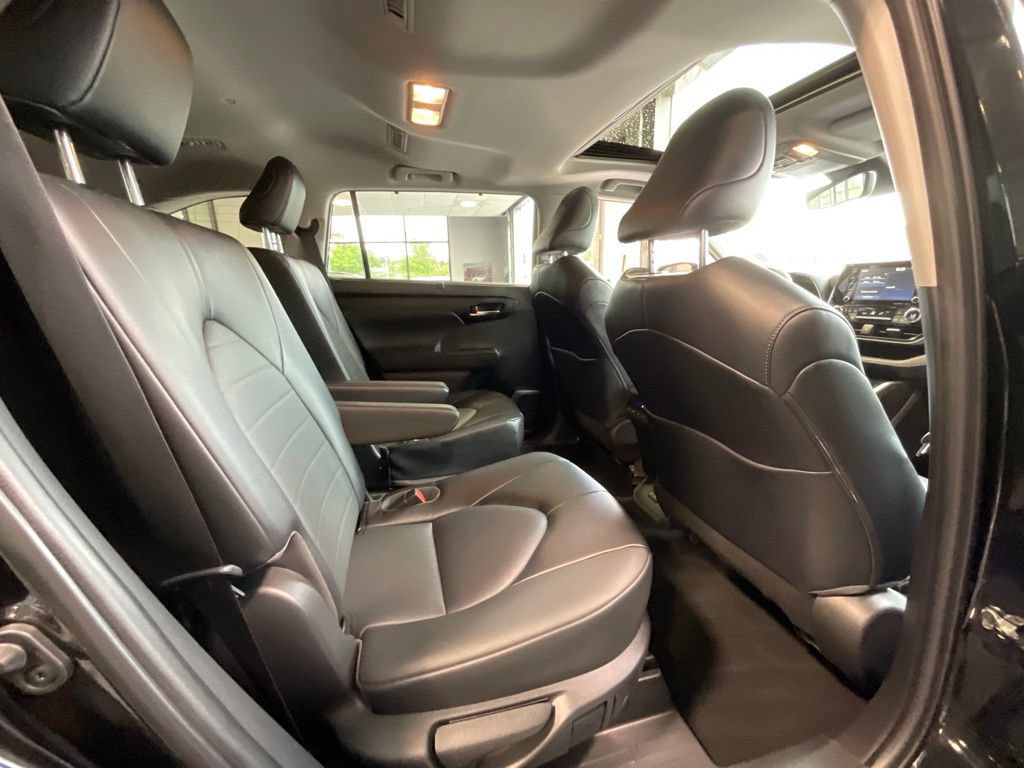Used 2022 Toyota Highlander XLE AWD/4WD image 20