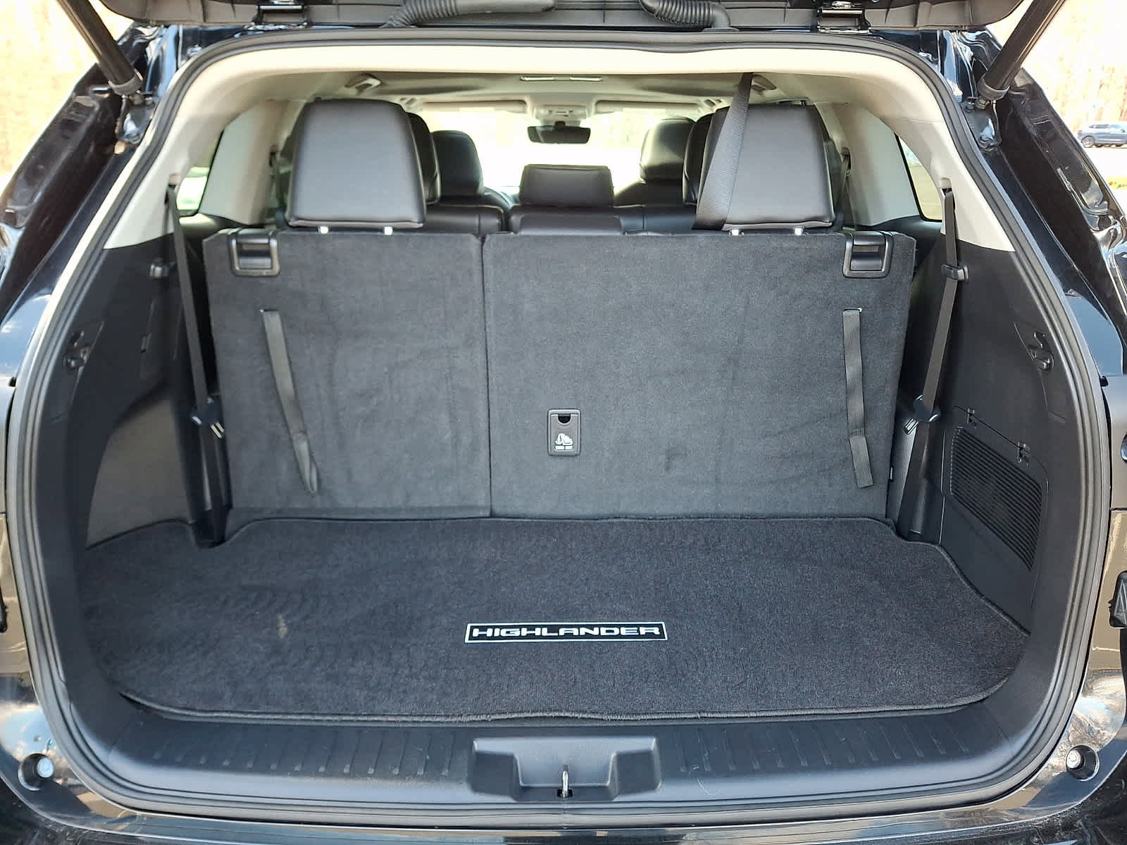 Used 2023 Toyota Highlander XLE image 32