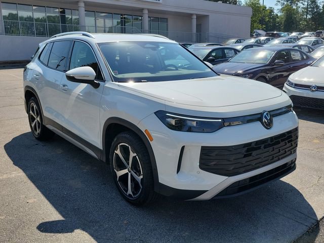 Certified 2025 Volkswagen Tiguan SE FWD image 3