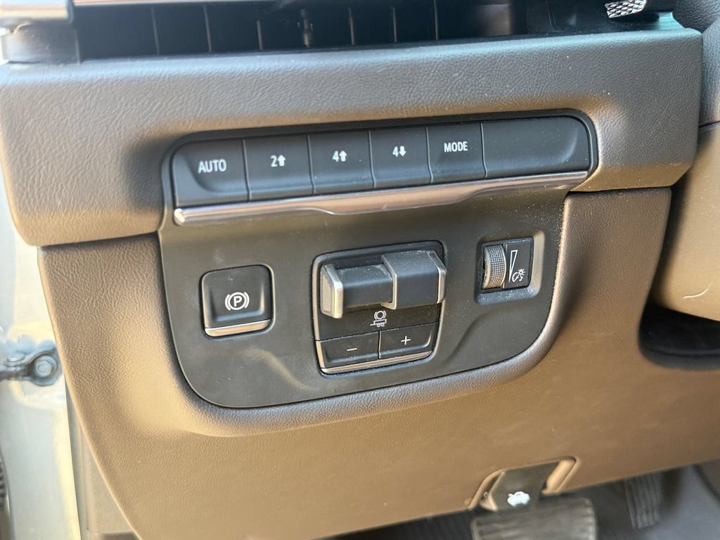 Used 2025 Cadillac Escalade Premium Luxury AWD/4WD image 19