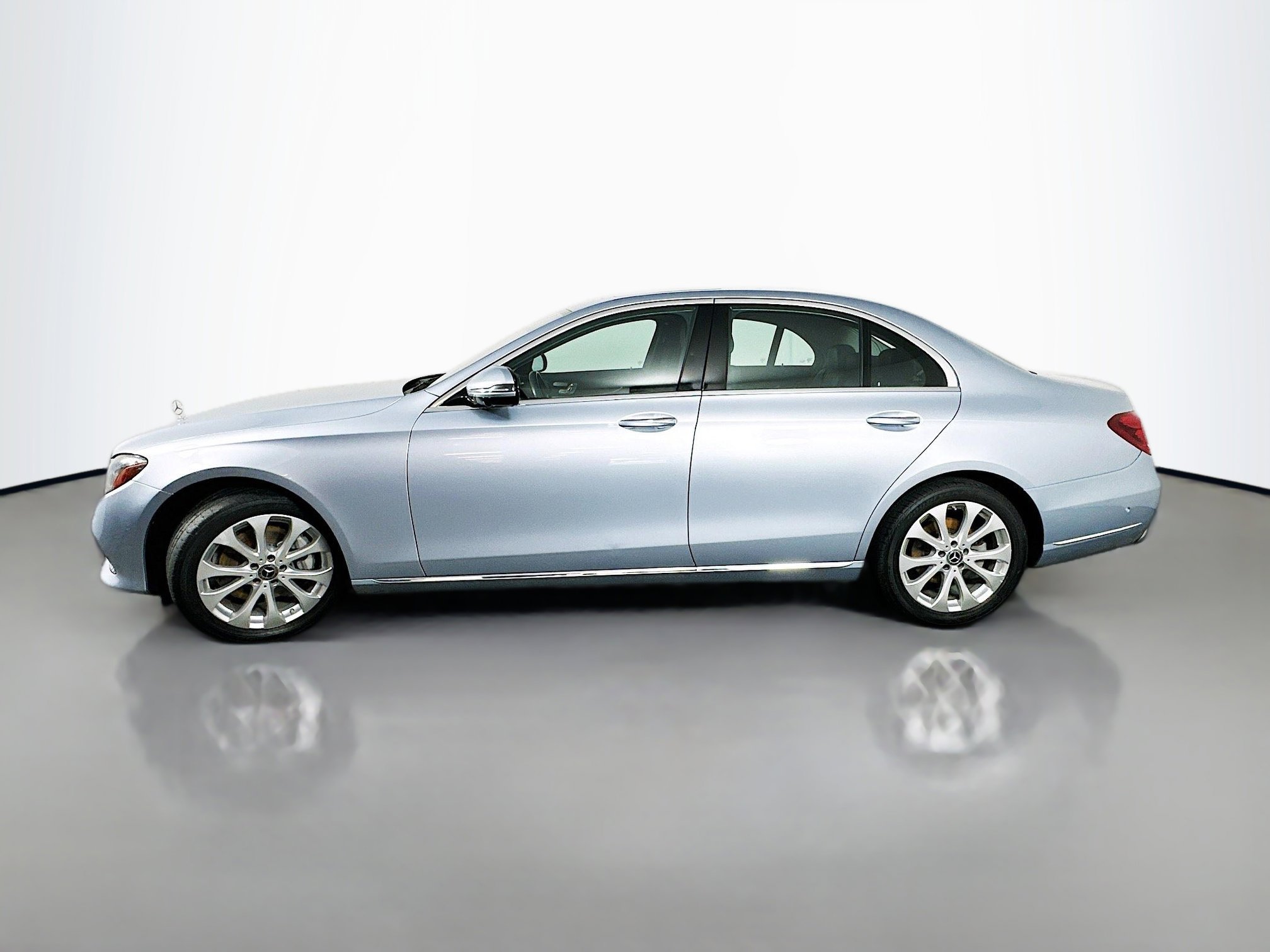 Used 2018 Mercedes-Benz E 300 4MATIC image 4
