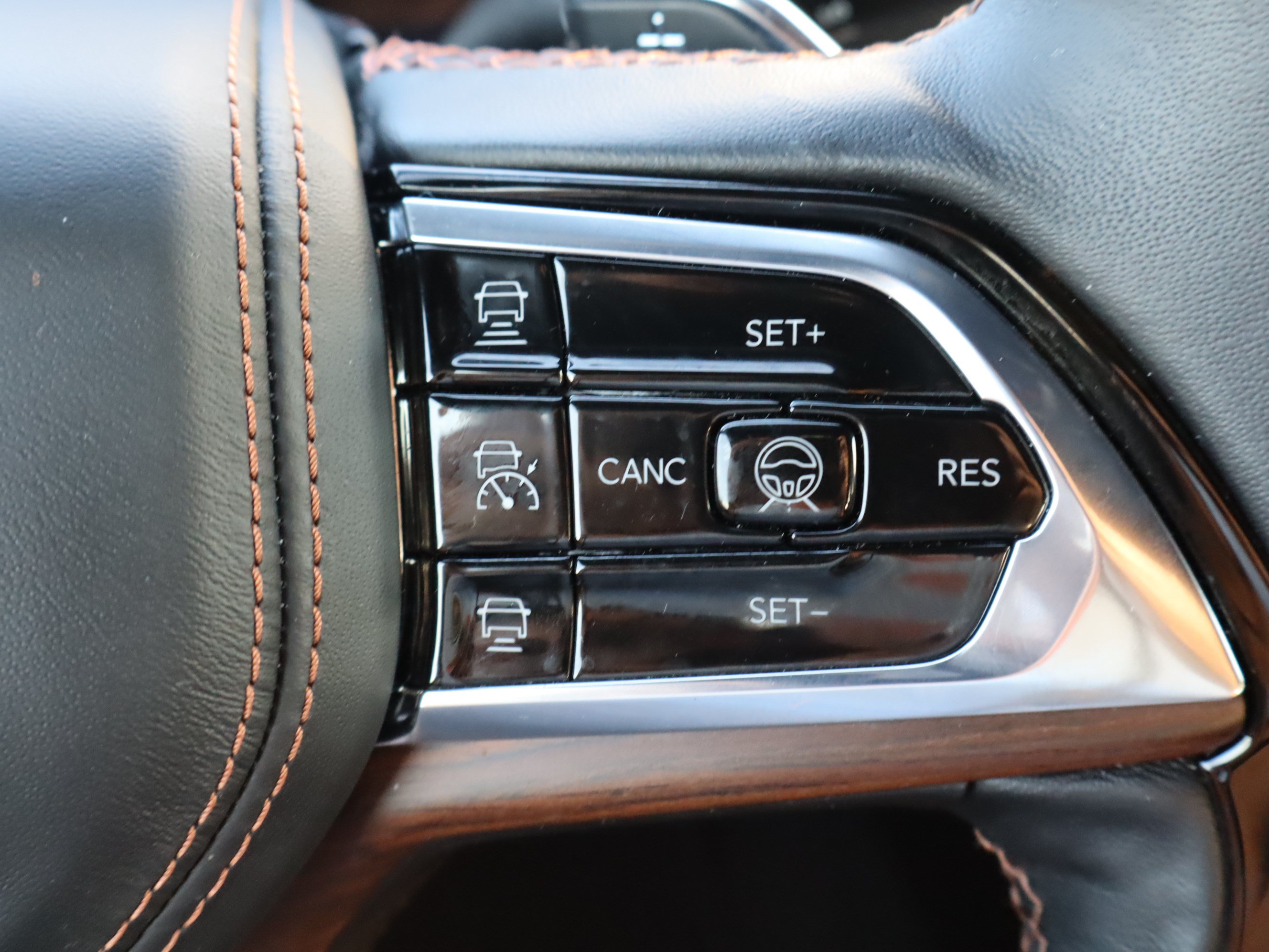 Used 2025 Jeep Grand Cherokee Summit w/ Obsidian Package AWD/4WD image 22