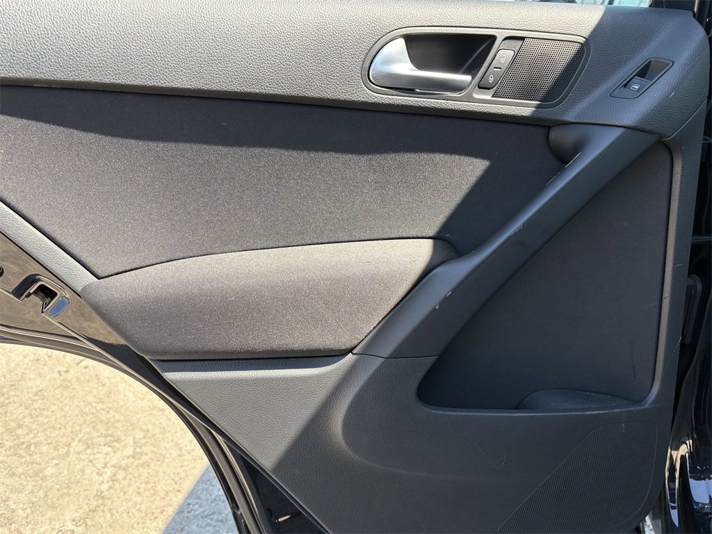 Used 2017 Volkswagen Tiguan Limited w/ Premium Package image 21