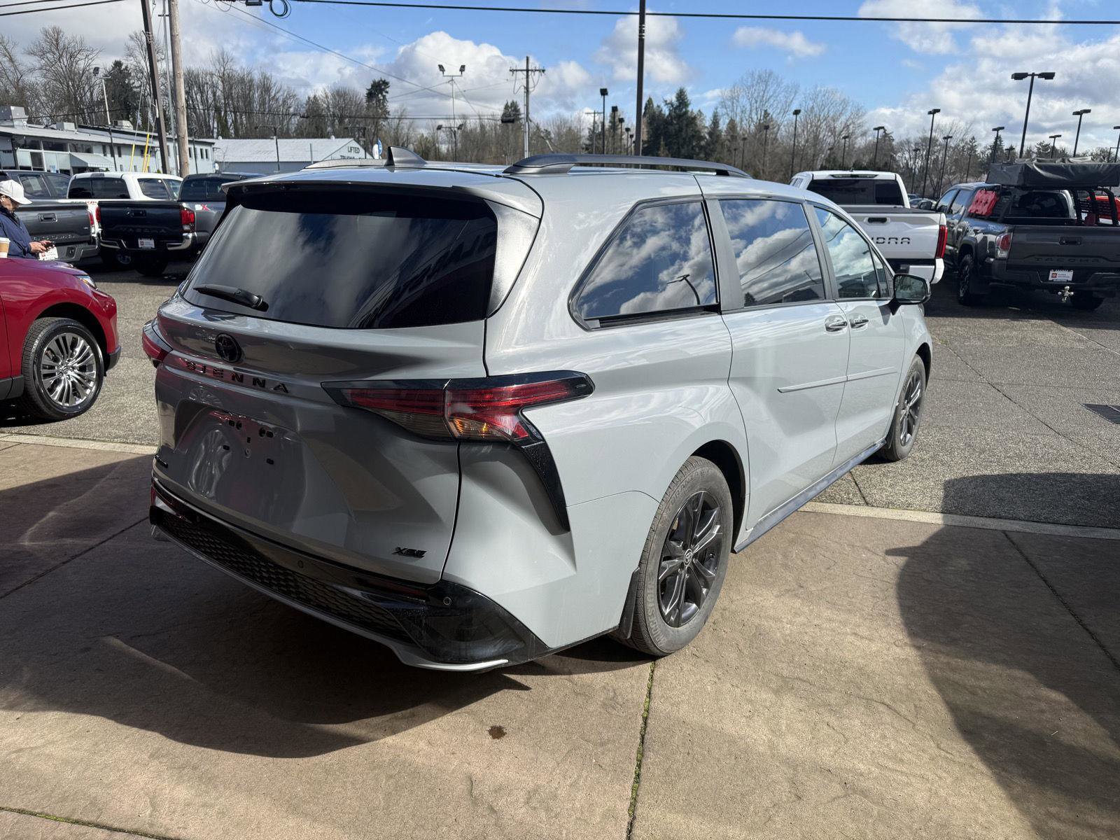 Used 2025 Toyota Sienna XSE w/ XSE Plus Package image 13