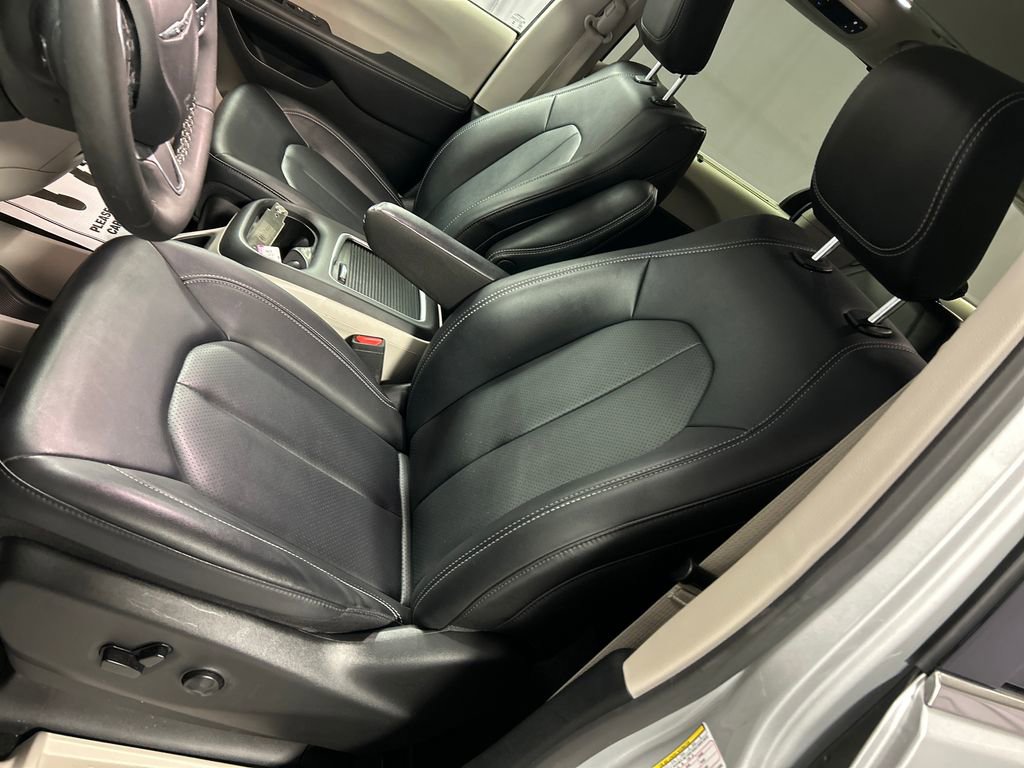 Used 2024 Chrysler Pacifica Touring-L FWD image 12