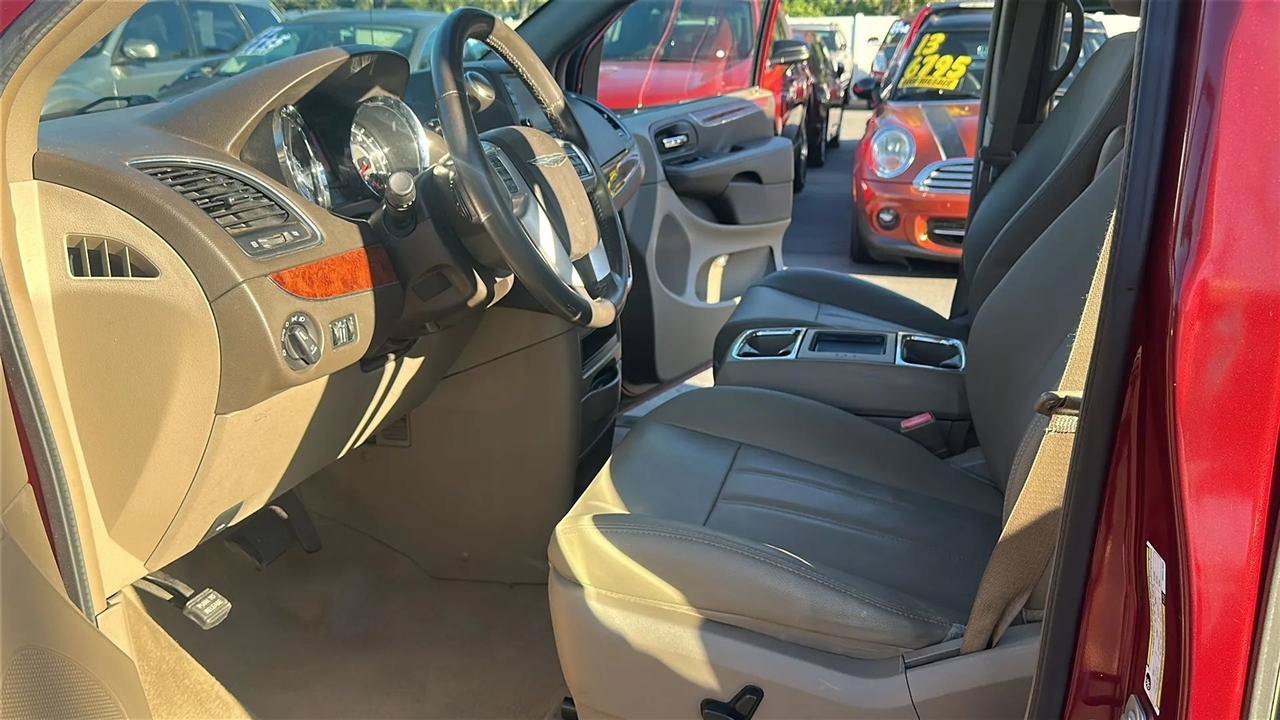 Used 2016 Chrysler Town & Country Touring FWD image 32