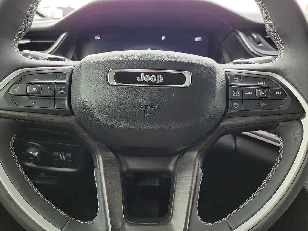 Used 2023 Jeep Grand Cherokee Limited w/ Black Appearance Package AWD/4WD image 24