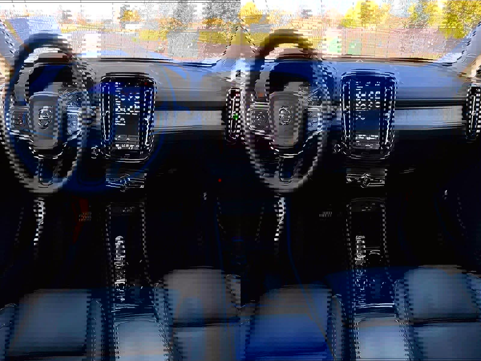 Used 2025 Volvo XC40 B5 Plus image 17