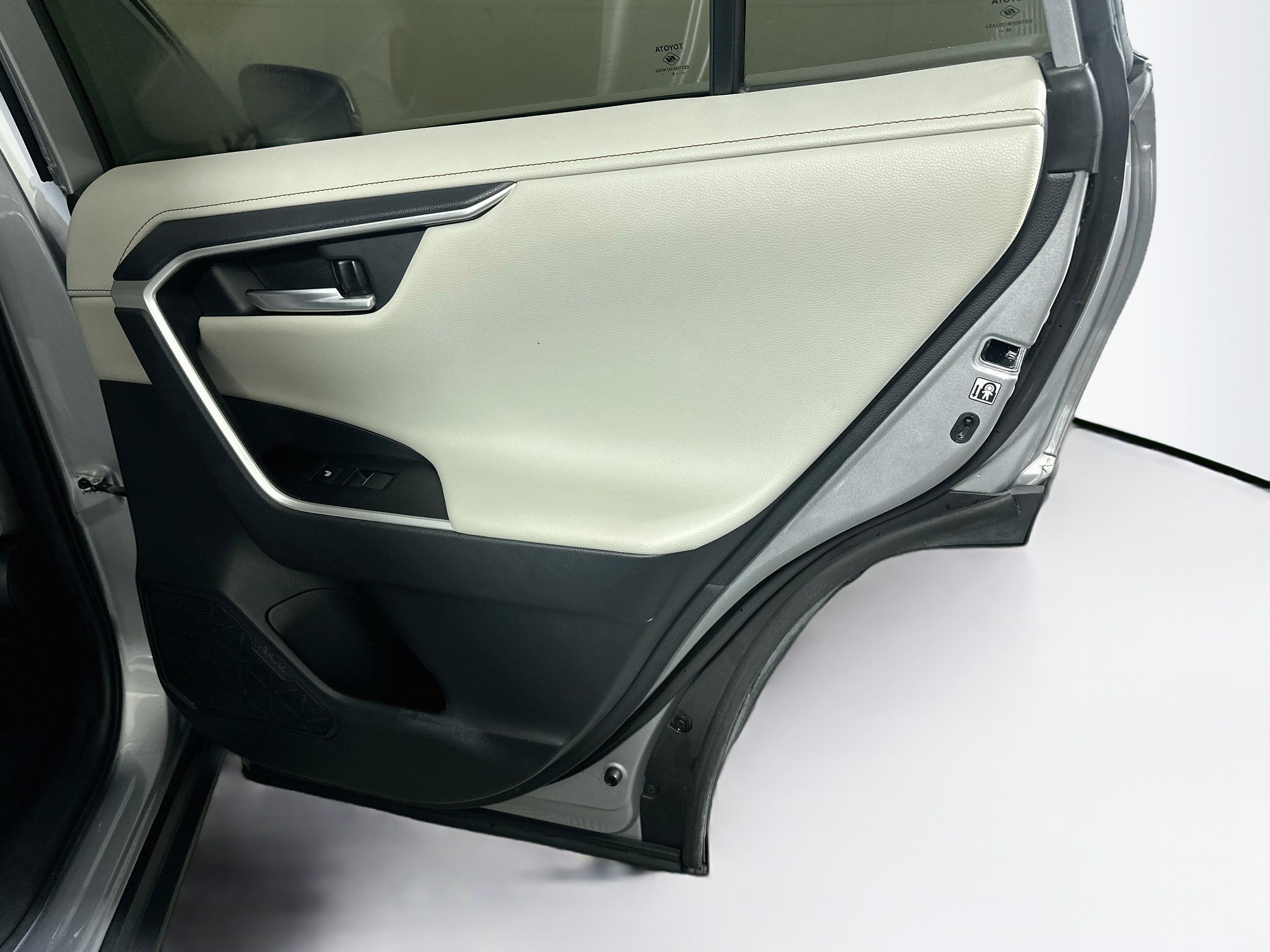 Used 2019 Toyota RAV4 Limited w/ Cold Weather Package FWD image 33