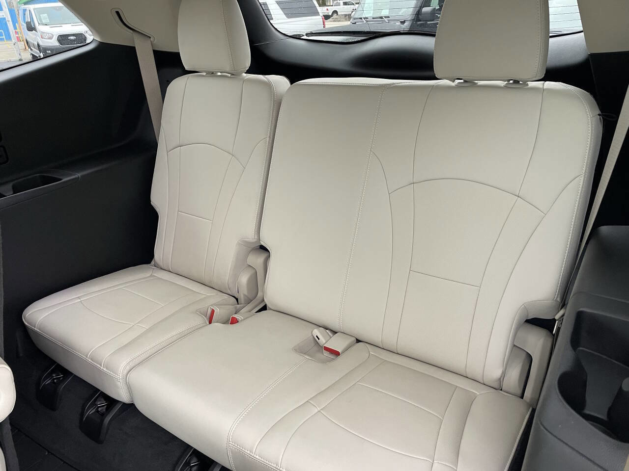 Used 2024 Buick Enclave Essence image 5