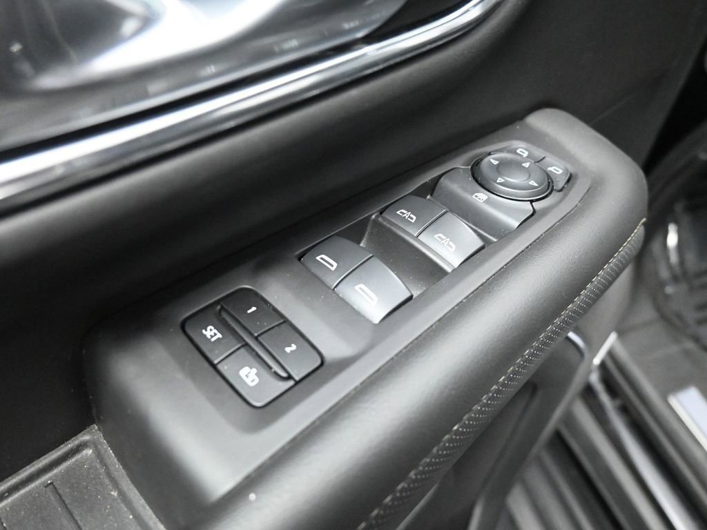 Used 2024 GMC Yukon XL SLT image 32