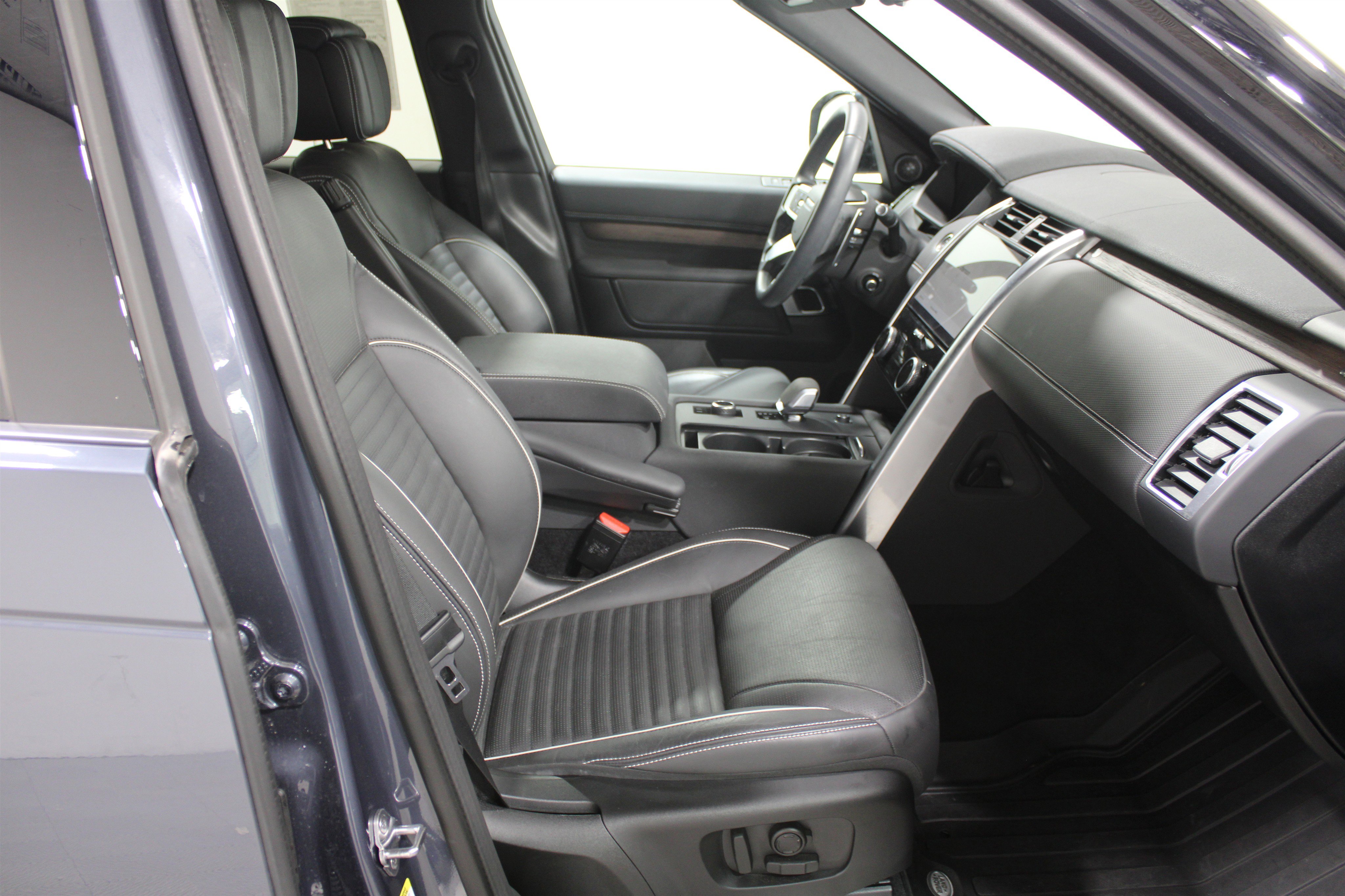 Used 2024 Land Rover Discovery Dynamic SE AWD/4WD image 27