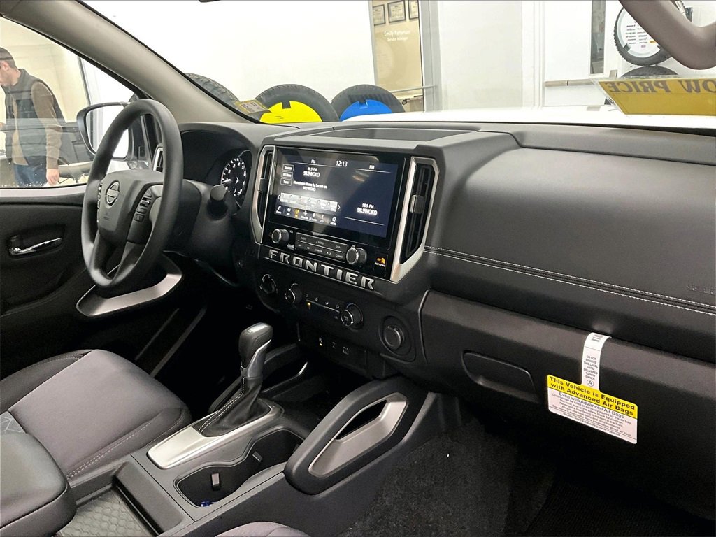 Used 2025 Nissan Frontier SV image 14
