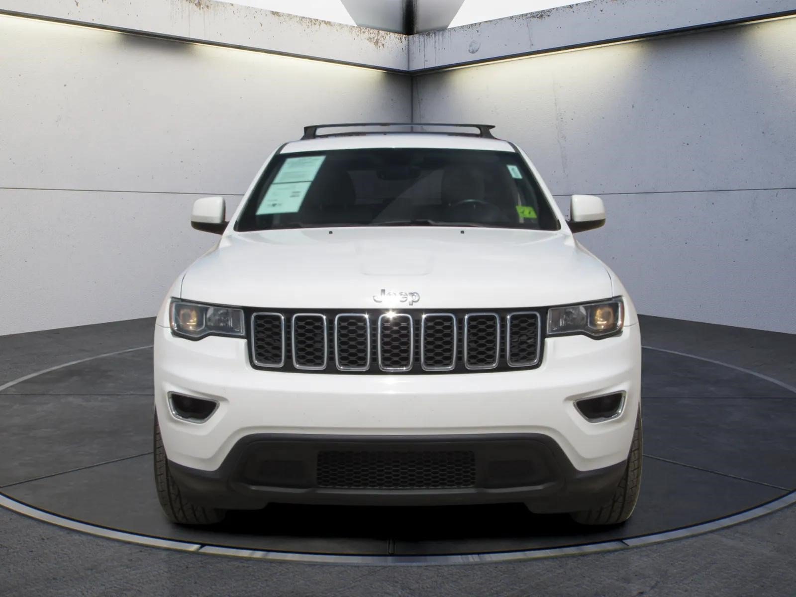 Used 2018 Jeep Grand Cherokee Laredo RWD image 3