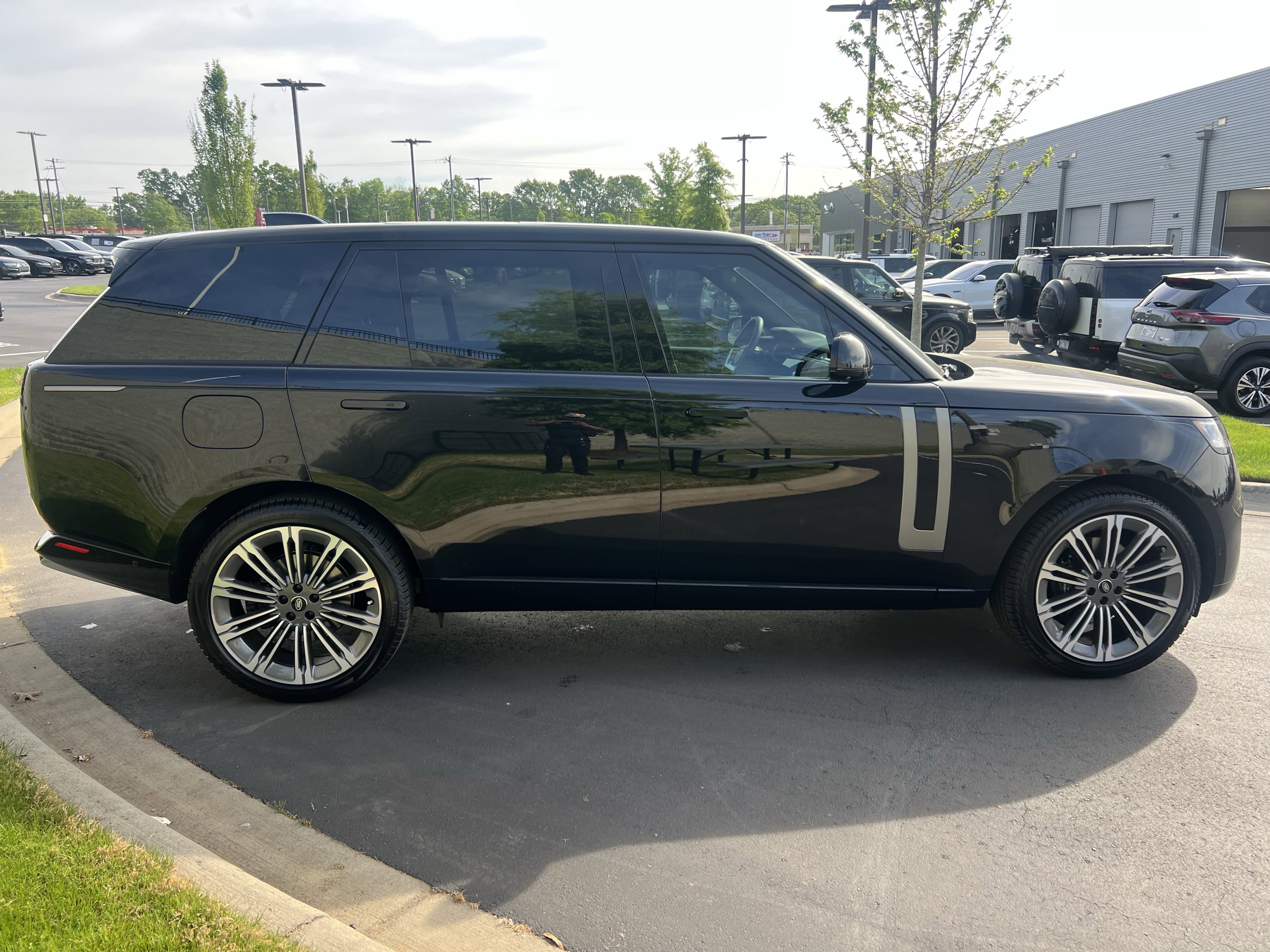 Certified 2024 Land Rover Range Rover Long Wheelbase SE image 8