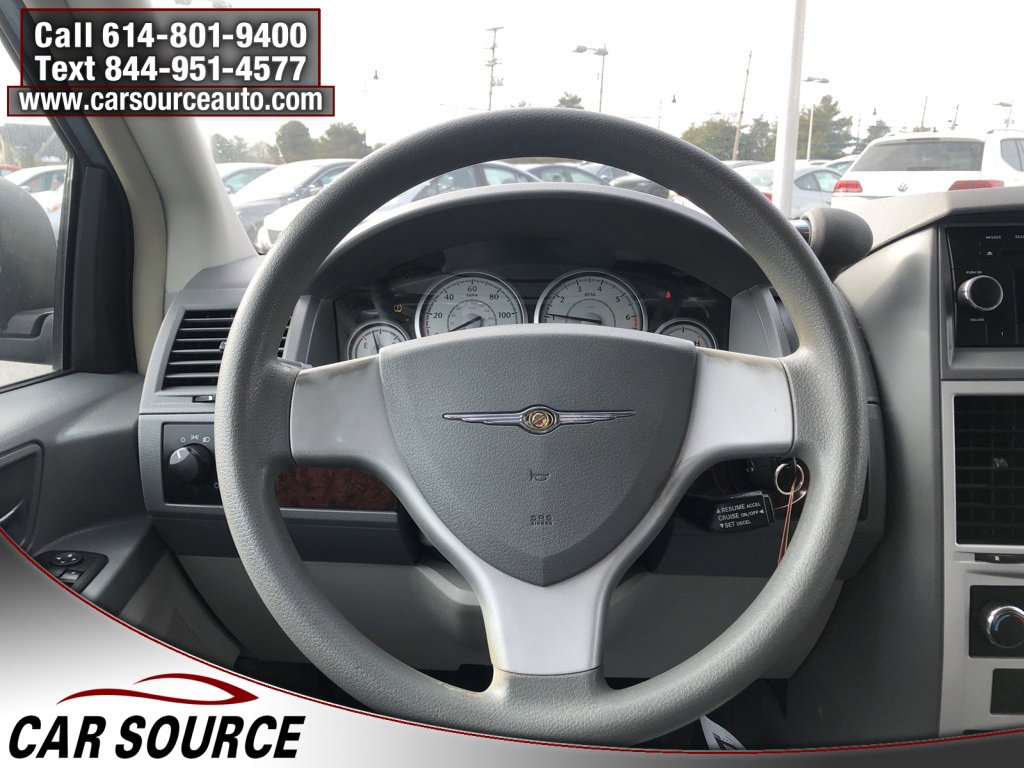 Used 2009 Chrysler Town & Country LX image 11