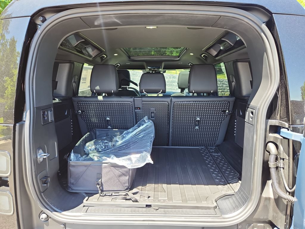 New 2026 Land Rover Defender 110 X-Dynamic SE AWD/4WD image 13