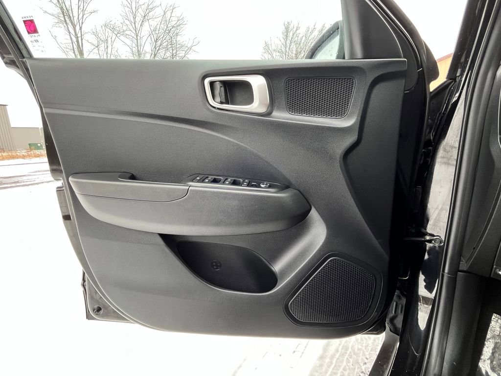 Used 2023 Hyundai Venue SE w/ Cargo Package FWD image 9