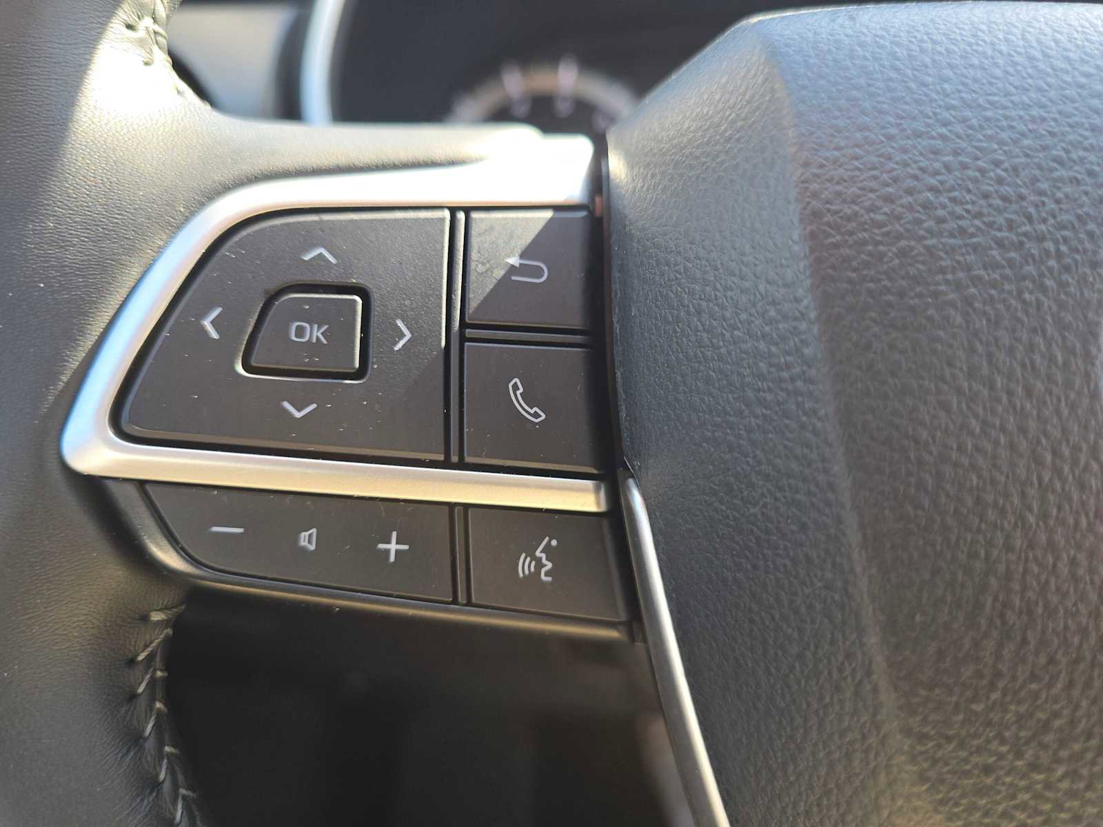 Used 2025 Toyota Highlander XLE image 32